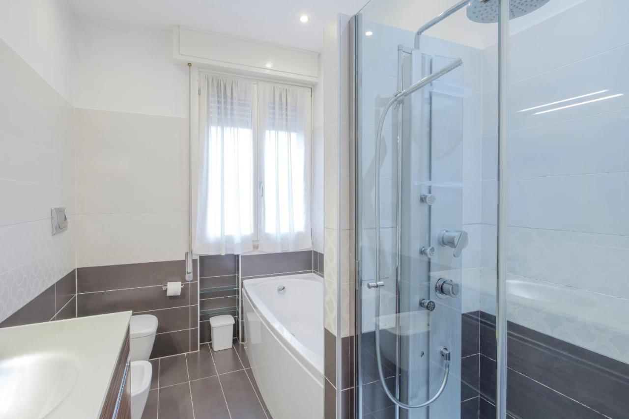 Aura Home Sirmione - 2 Bedrooms Apartment Bagian luar foto