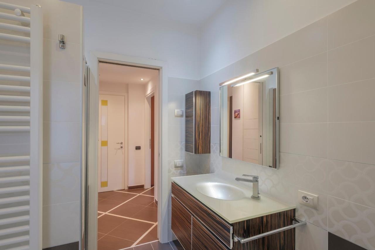 Aura Home Sirmione - 2 Bedrooms Apartment Bagian luar foto