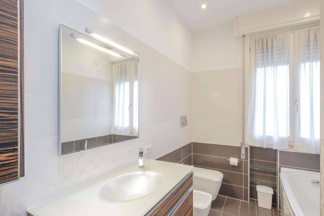 Aura Home Sirmione - 2 Bedrooms Apartment Bagian luar foto